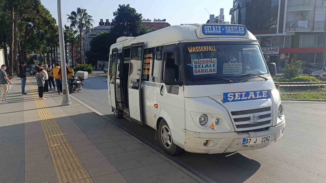Manavgat’ta Minibüse Çarpmamak İçin Fren Yapan Motosiklet Devrildi: 1 Yaralı