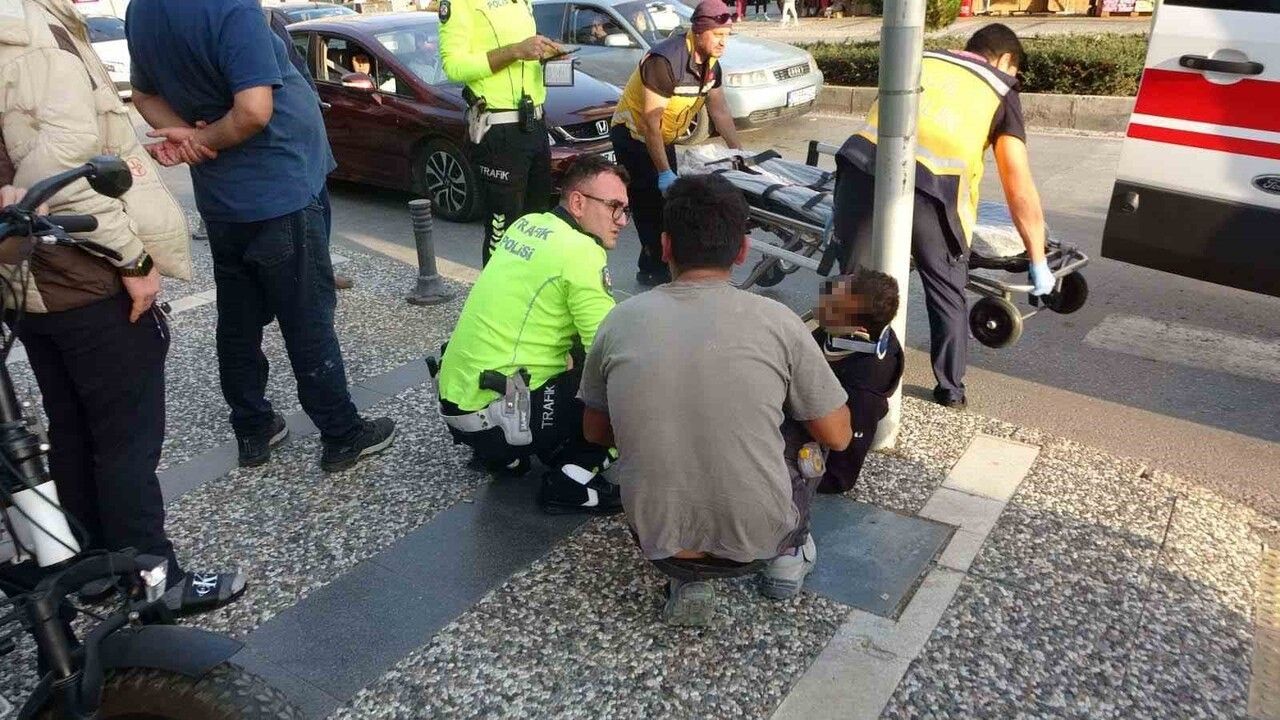 Manavgat'ta Motosiklet Devrildi: Yaya Çarpmamak İçin Fren Yaptı, 1 Yaralı