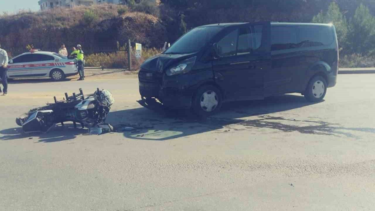 Manavgat'ta Motosiklet ile Panelvan Çarpıştı: Kask Hayatı Kurtardı