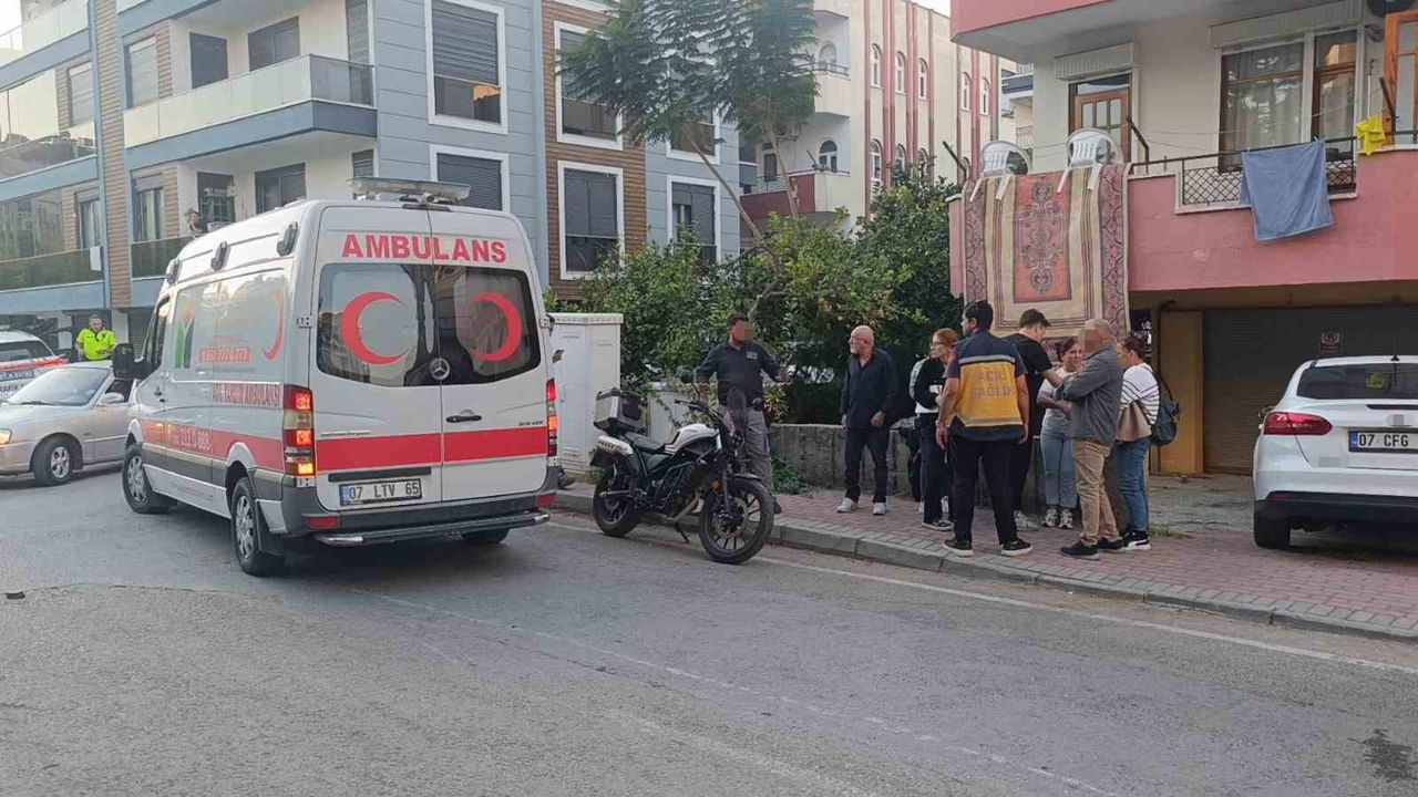 Manavgat'ta Motosiklet-Otomobil Çarpıştı: Yolcu Yaralandı, 'Niye Gülüyorsun' Tartışması