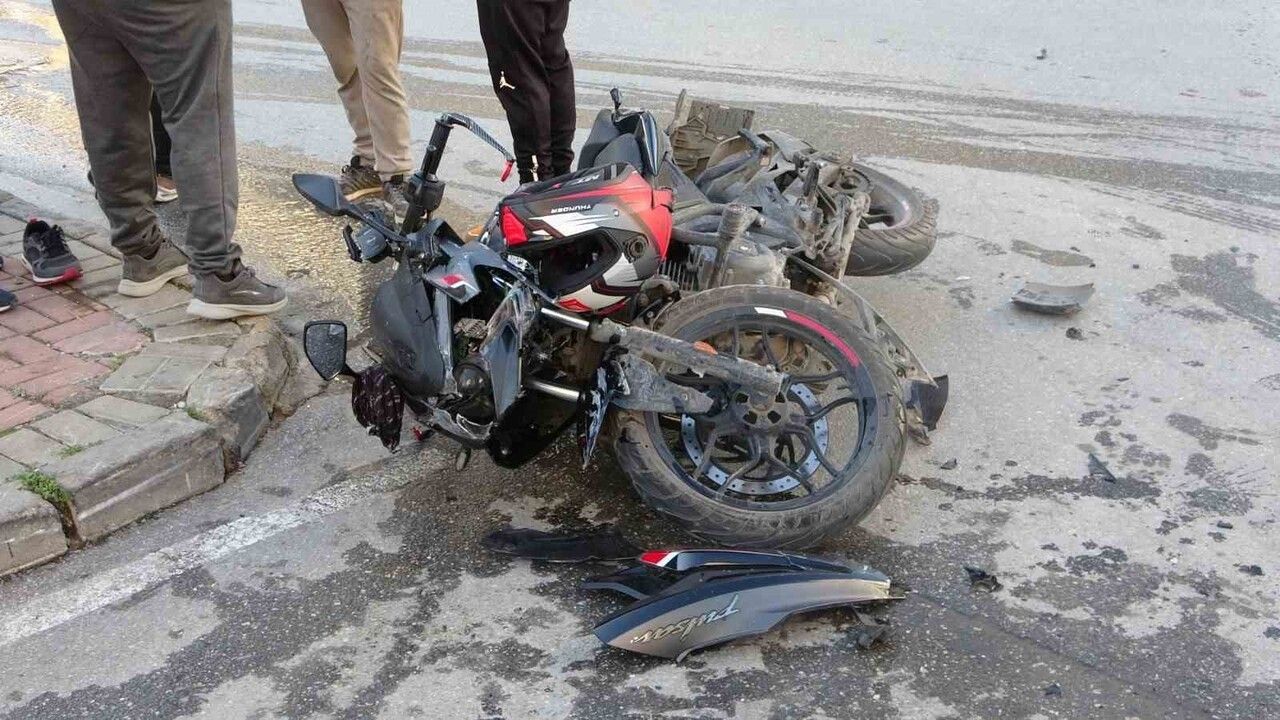 Manavgat'ta motosiklet otomobile çarptı: Sürücü metrelerce havaya savruldu