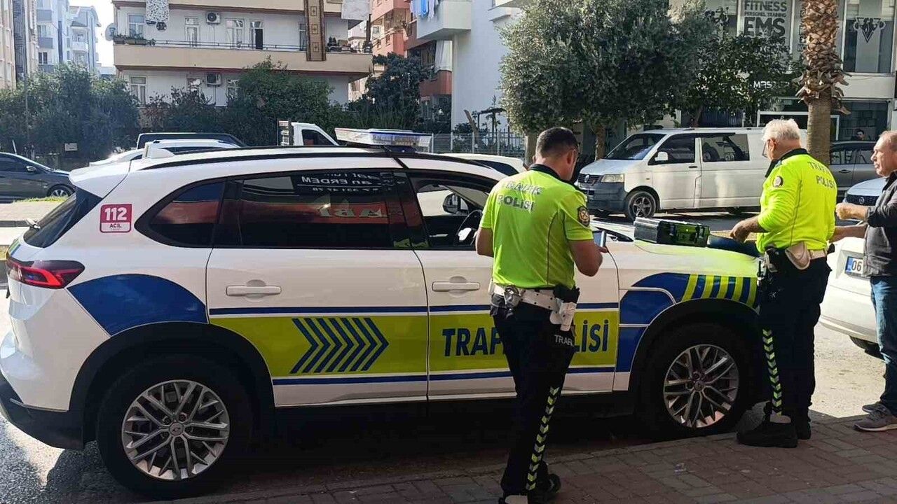 Manavgat'ta Motosiklet Otomobile Çarptı: Sürücü Yaralandı