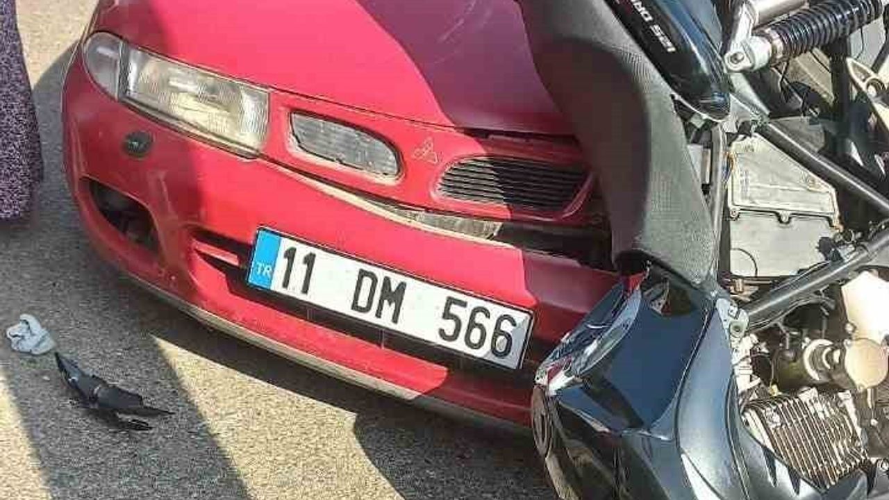 Manavgat'ta motosiklet 'U' dönüşü yapan otomobile çarptı: 2 genç yaralandı
