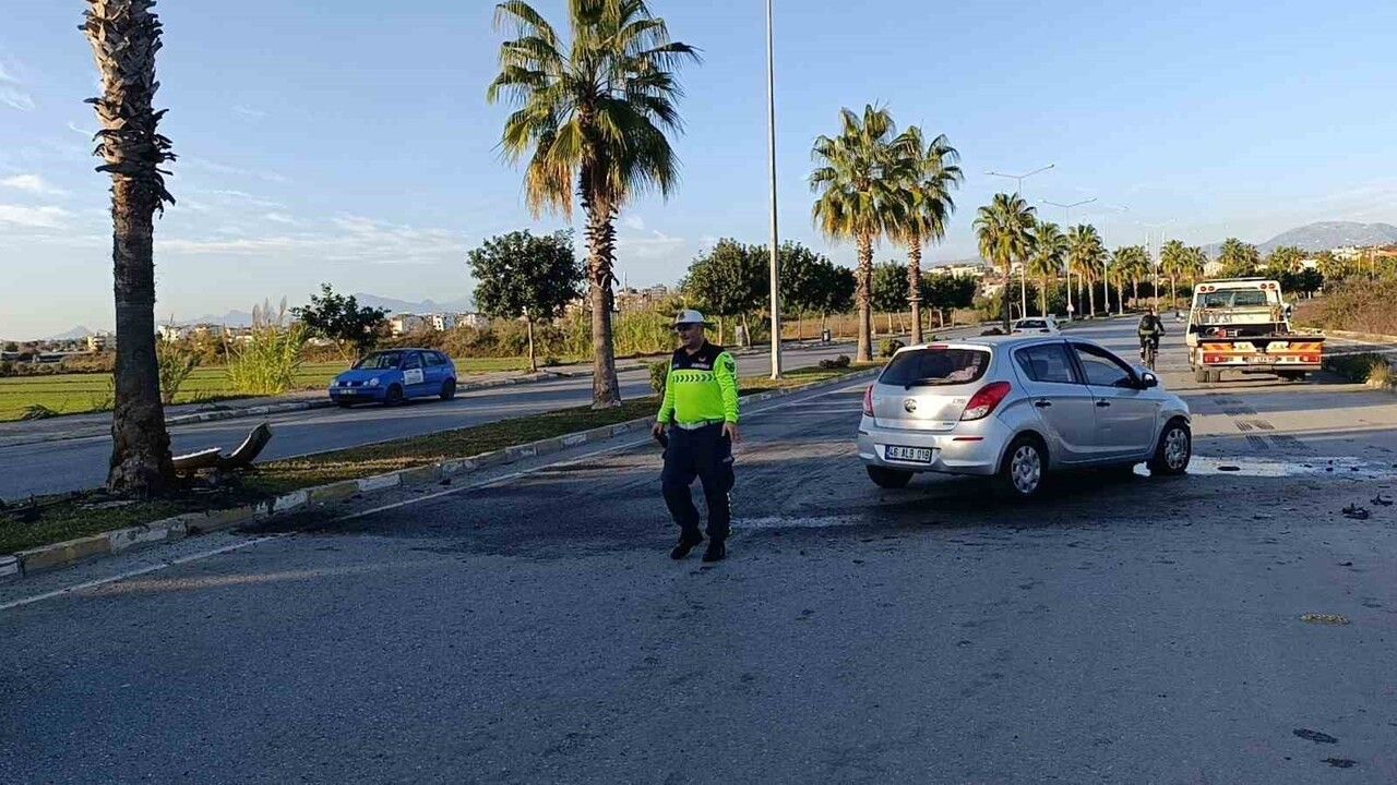 Manavgat'ta otomobil palmiyeye çarptı: 1 yaralı, araç hurdaya döndü