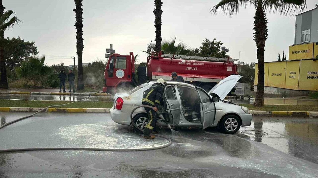 Manavgat'ta Seyir Halindeki Otomobil Alev Topuna Döndü: Sürücü Ağır Yaralandı