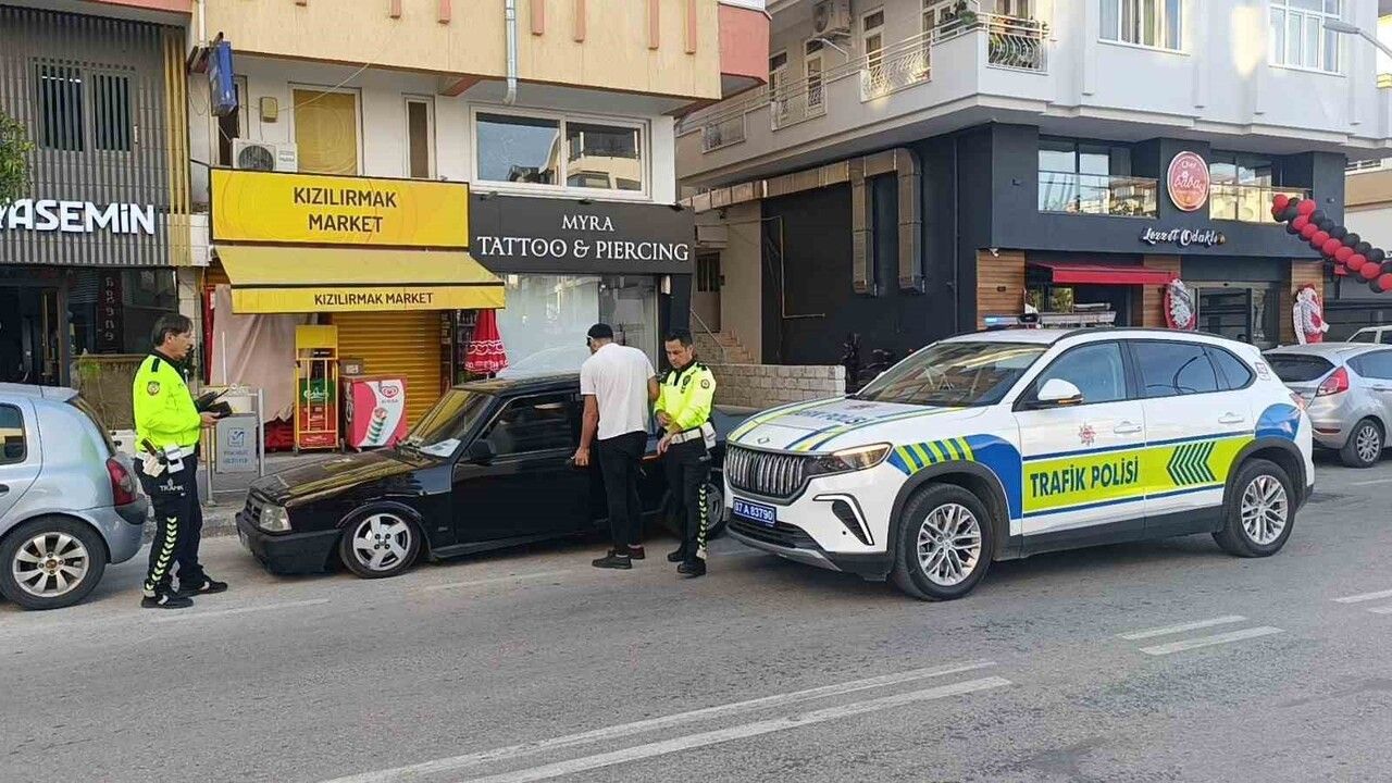 Manavgat'ta Yüksek Sesli Müzik Yayan 07 SD 968 Plakalı Sürücü Ehliyetini Kaybetti