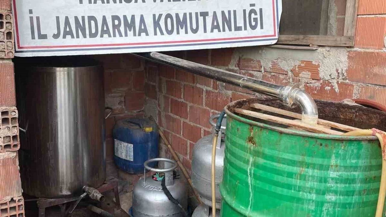 Manisa'da 112 Litre Sahte Rakı ve Viski Ele Geçirildi
