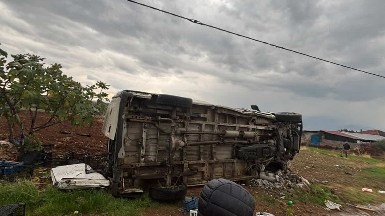 Manisa'da kamyonet devrildi: 1 ölü, 1 yaralı