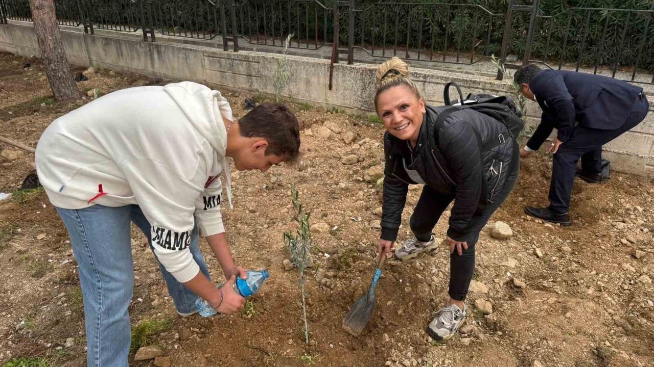 Manisa'da Okul Bahçesine 60 Zeytin Fidanı Dikildi