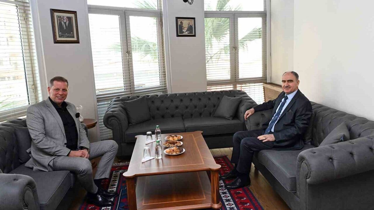 Manisa'da Tarım ve Ticaret Hedefleri Öne Çıktı: Vali Özkan Borsa Ziyaretinde