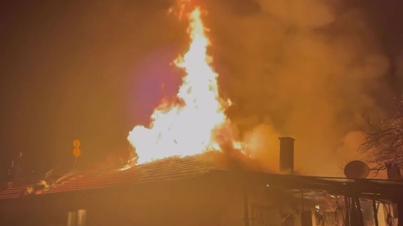 Manisa Kula'da Gece Yangını: İki Kişi Yaralandı, Evler Ağır Hasar Aldı