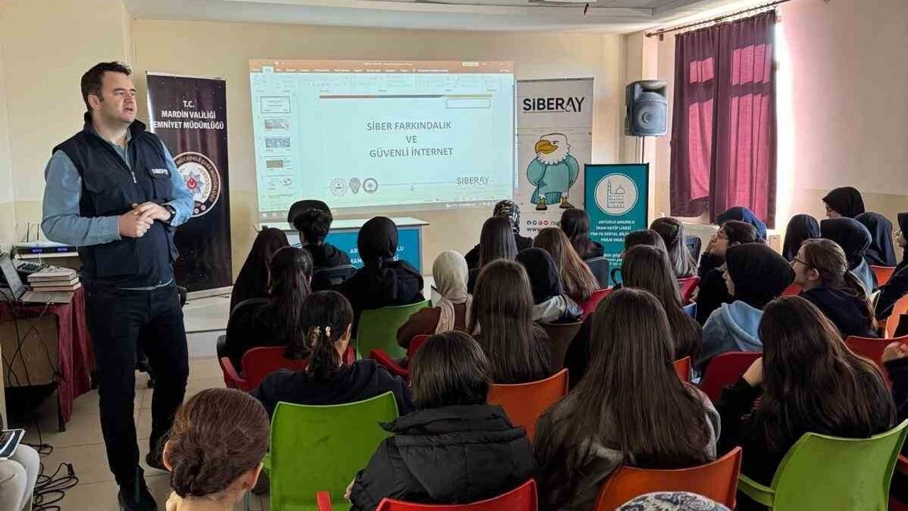 Mardin Artuklu'da Öğrenciler siberay Projesi Kapsamında Bilgilendirildi