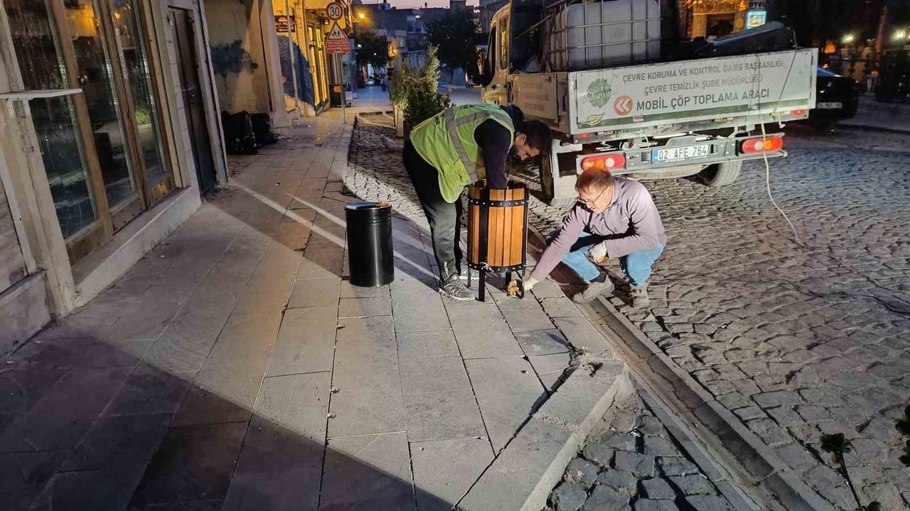 Mardin'de Artuklu 1. Cadde'ye Ahşap Görünümlü Yeni Çöp Kovaları