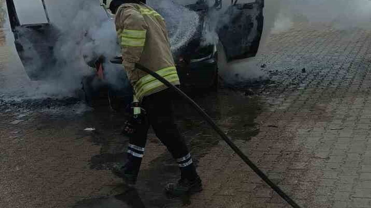 Mardin'de Kamyonet Yangını: İtfaiye Müdahalesiyle Söndürüldü