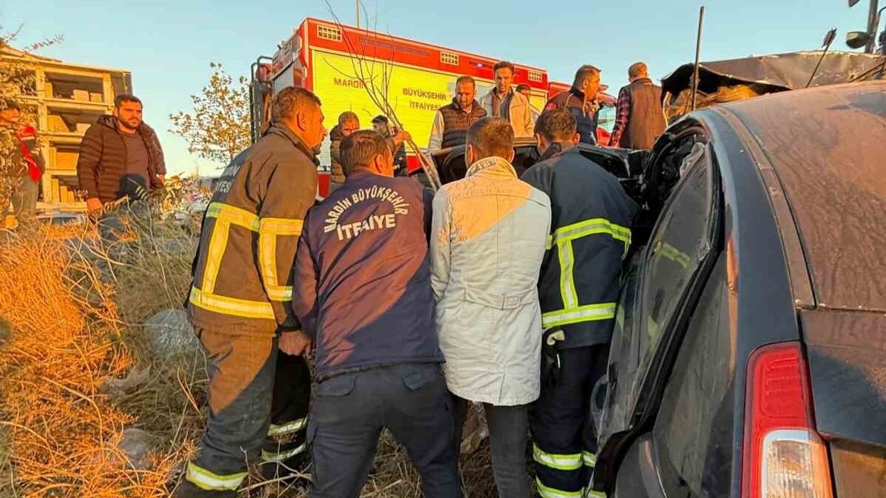 Mardin'de Otomobil Şarampole Yuvarlandı: 3 Yaralı