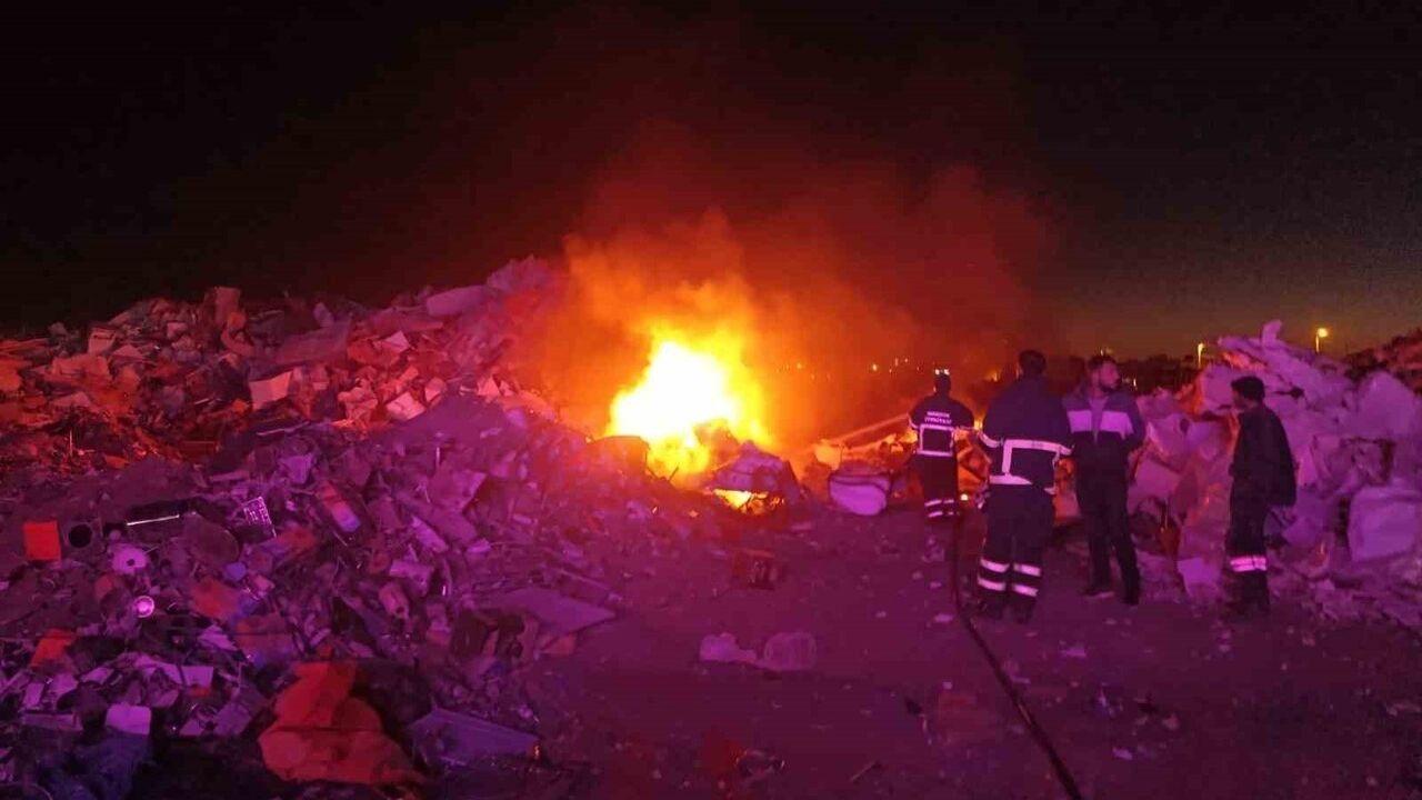 Mardin Kızıltepe’de Hurdalık Yangını İtfaiyenin Müdahalesiyle Söndürüldü