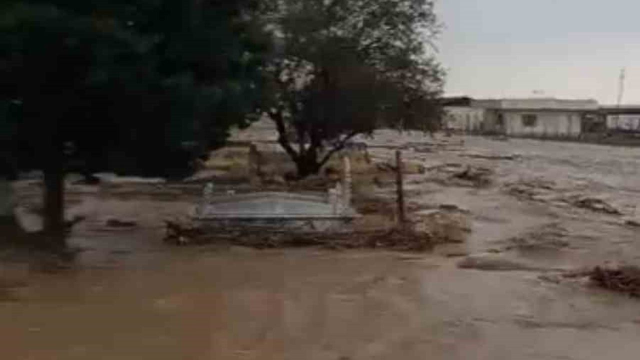 Mardin Kızıltepe'de Sağanak: Dere Taştı, Evler ve Yollar Gölete Döndü