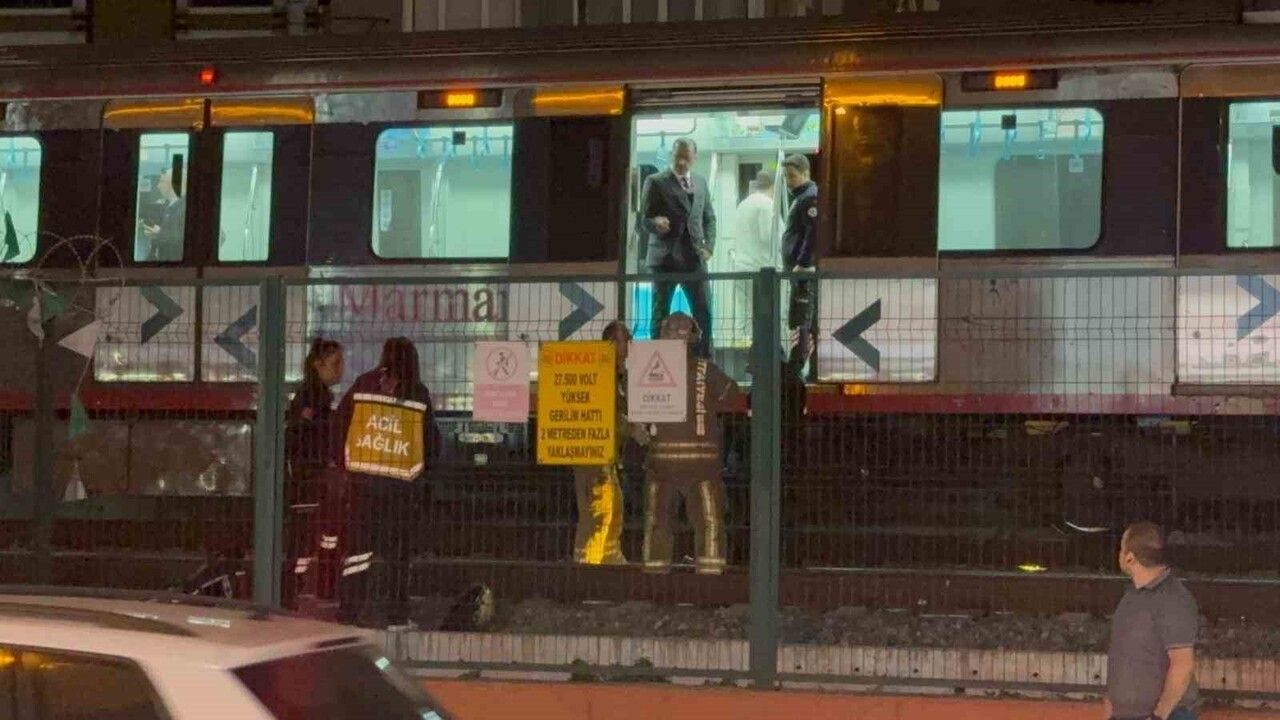 Marmaray Küçükçekmece Durağında Raylara Atlayan Şahıs Öldü