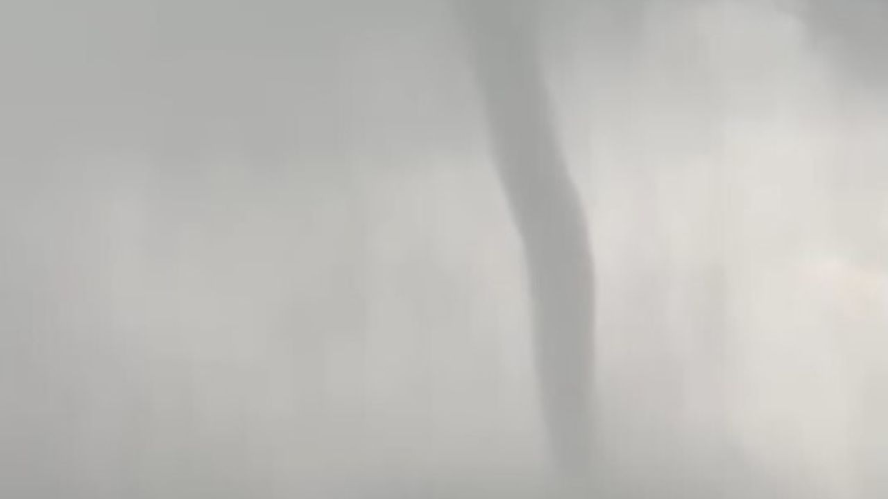 Marmaris'te Denizde Dev Hortum İçmeler Açıklarında Görüntülendi