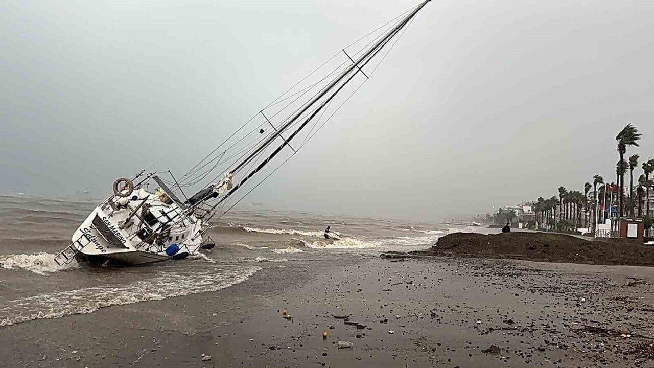 Marmaris'te Fırtına: 3 Yelkenli Karaya Vurup Kaldırılıyor
