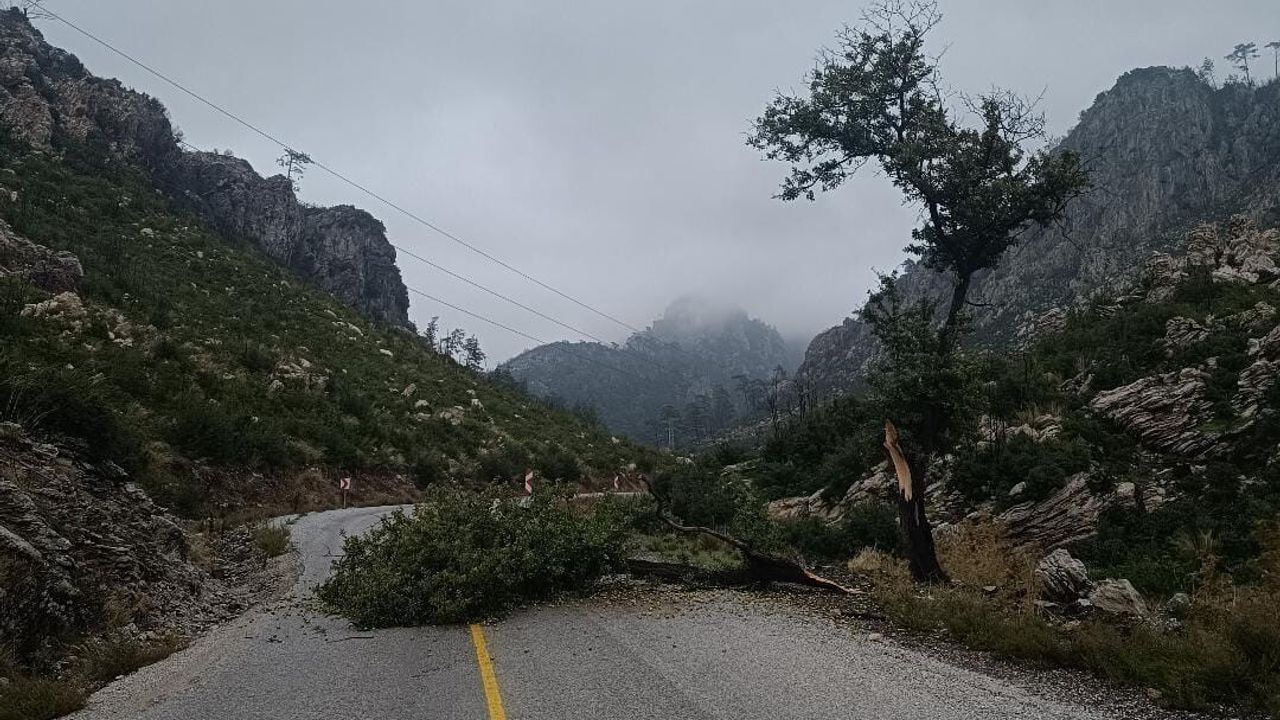 Marmaris'te Fırtına ve Sağanak: 3 Yelkenli Karaya Vurdu