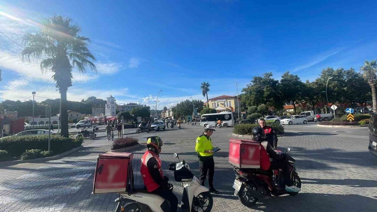 Marmaris'te Motorlu Kuryelere Kask ve Yetki Belgesi Denetimi