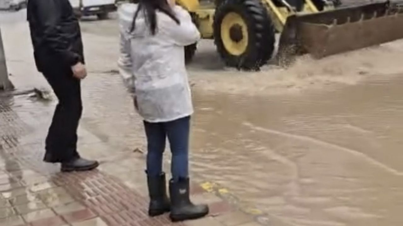 Mazıdağı'nda Sağanak: Yollar Göle Döndü, İş Yerleri Su Altında