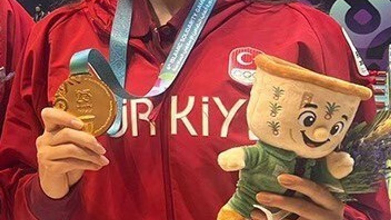 MCBÜ'lü Nehir Toker 4x100 Mixte Altın Madalya Kazandı