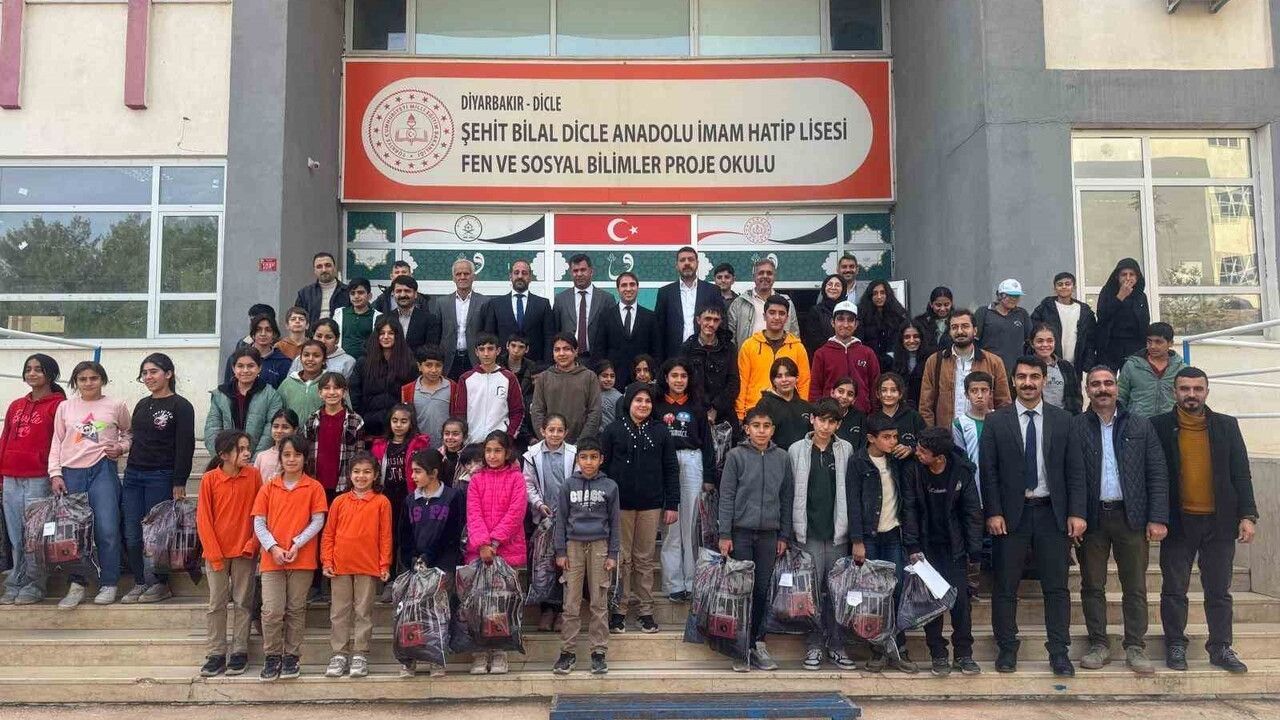 Mehmet Bozkuş Hevsel’in Çiçekleri Projesi ile 650 Öğrenciye Bot ve Mont Hediye Etti