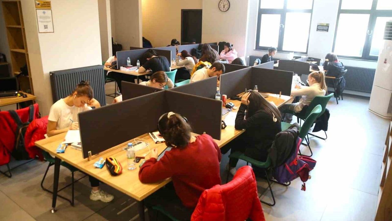 Melikgazi'nin Akıl Küpü Kütüphaneleri Ara Tatilde Dolup Taşıyor