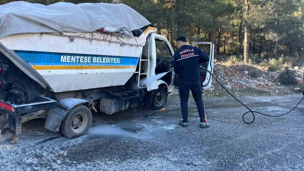 Menteşe’de Çöp Kamyoneti Seyir Halinde Alev Aldı — Şoför Müdahalesi Felaketi Önledi
