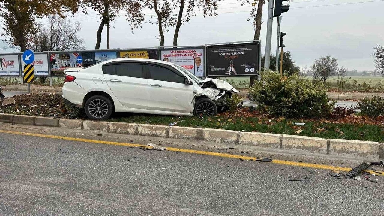 Menteşe'de Kırmızı Işık İhlaliyle Çift Taraflı Kaza: 2 Yaralı