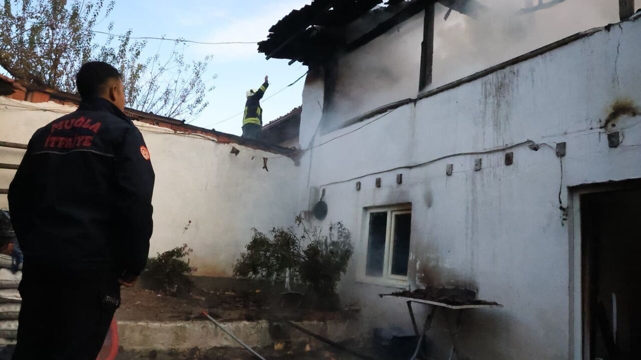 Menteşe'de Yangın: 2 Ev Kullanılamaz Hale Geldi