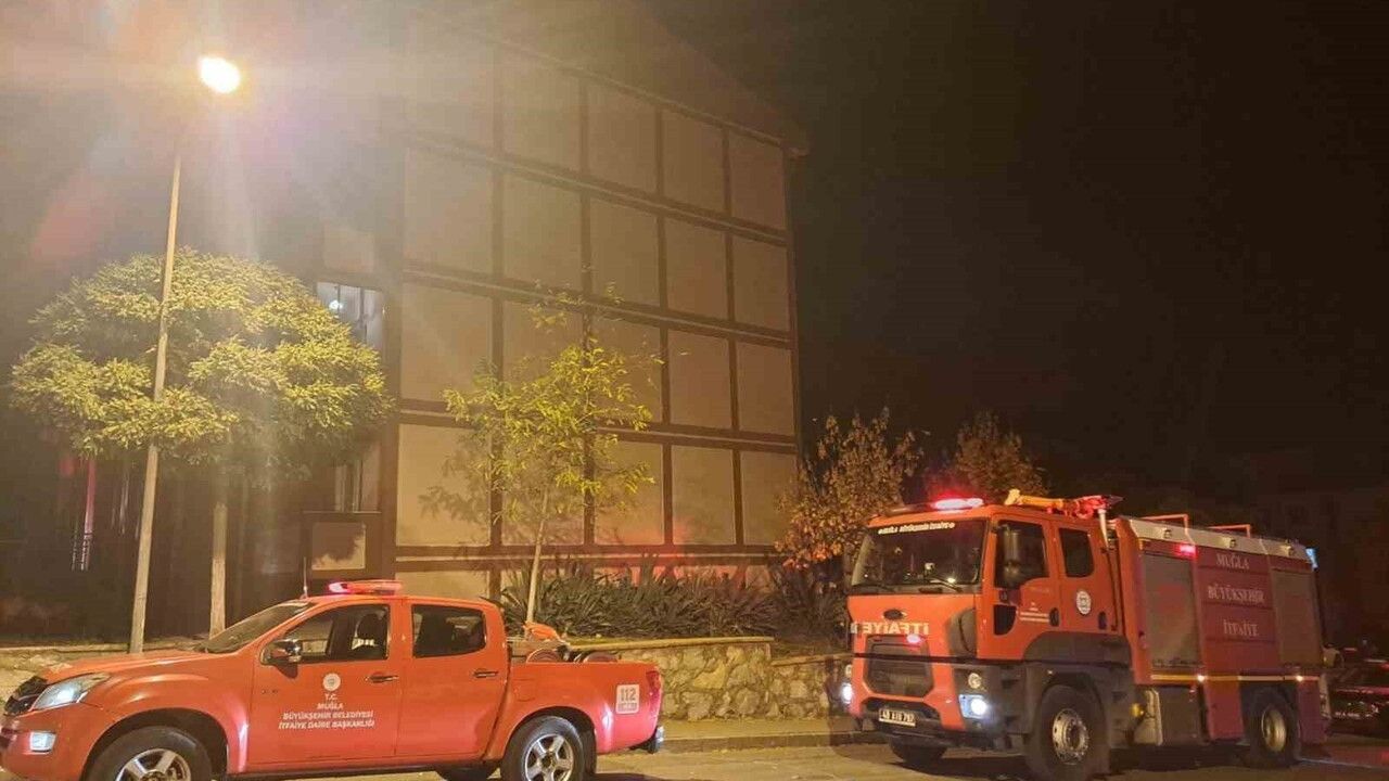 Menteşe TOKİ D69'da Çatı Yangını Paniği