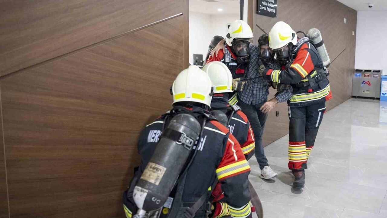 Mersin Büyükşehir'de Yangın Tatbikatı: Bina 3,5 Dakikada Tahliye Edildi