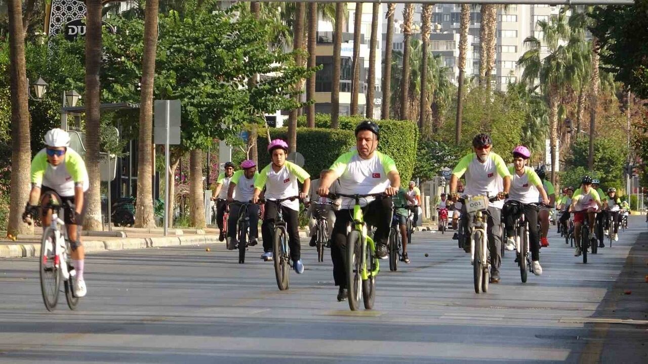 Mersin'de Bisiklet Turu: Yüzlerce Sporcu Pedal Çevirdi