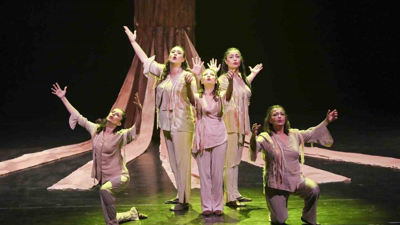 Mersin'de Emekli Evleri 'Ben Anadolu' ile Tiyatroda Buluştu