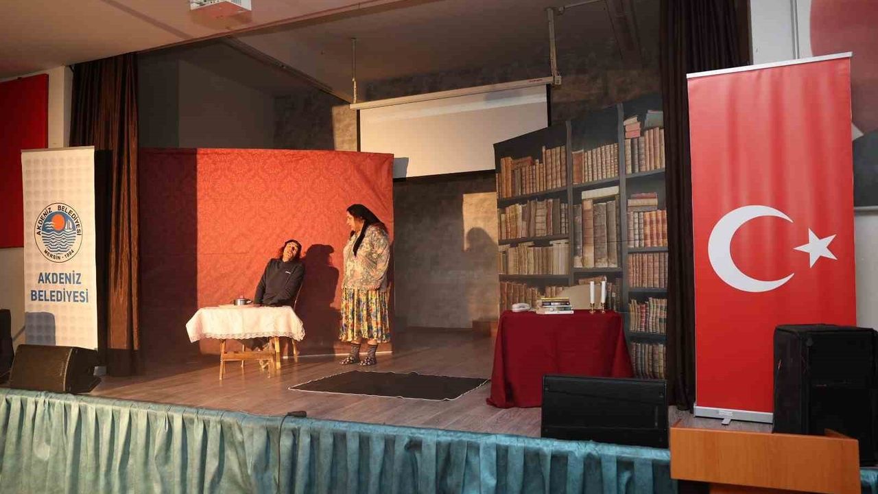 Mersin'de Gençler 'Pembe Aslında Siyahtır' ile Madde Bağımlılığına Karşı Bilinçleniyor