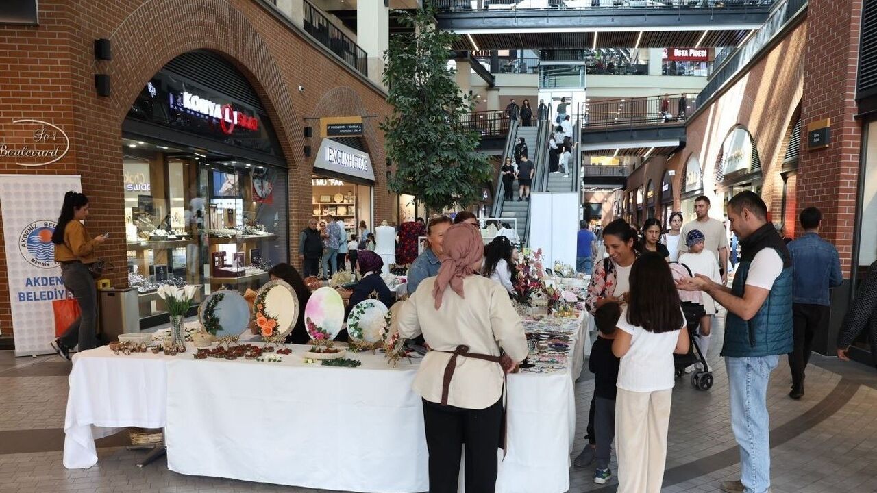 Mersin'de Kadın Kursiyerlerin 24 Kasım İçin El Emeği Ürünleri AVM'de Sergilendi