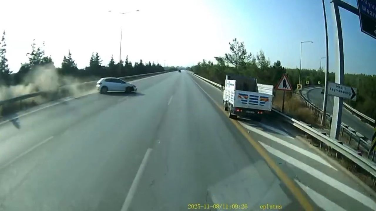 Mersin'de Otobanda Kıl Payı Facia: Otomobil Bariyerlere Savruldu