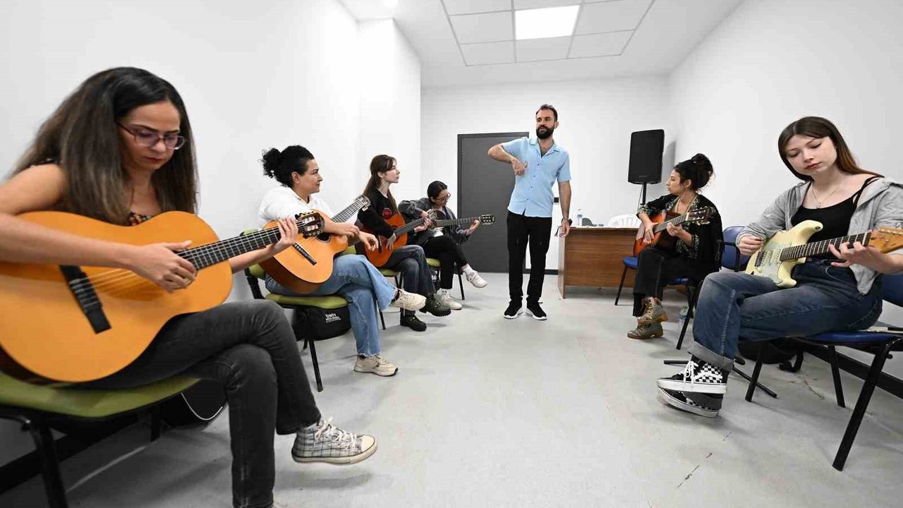 Mersin'de Ücretsiz Enstrüman Kurslarına Yoğun İlgi