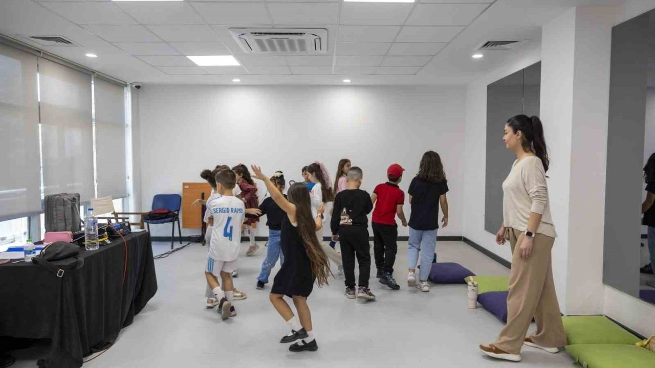 Mersin’de Ücretsiz Tiyatro Kursuna Yoğun İlgi: 250 Kursiyer 7–60 Yaş Arasında