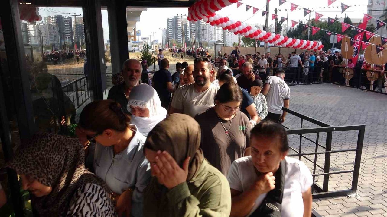 Mersin Mezitli'de Züccaciye Açılışı: İndirim Kuyruğu Trafiği Sıkıştırdı