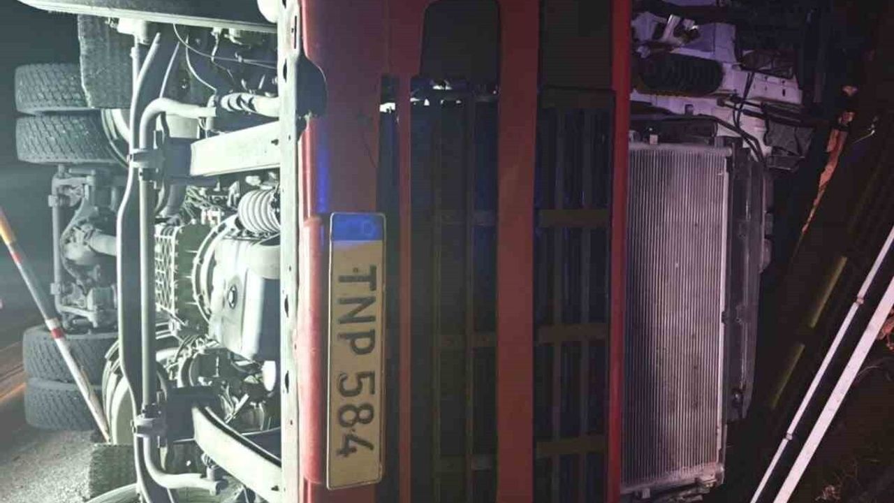 Mersin Mut'ta Devrilen Tırın Sürücüsü Hayatını Kaybetti