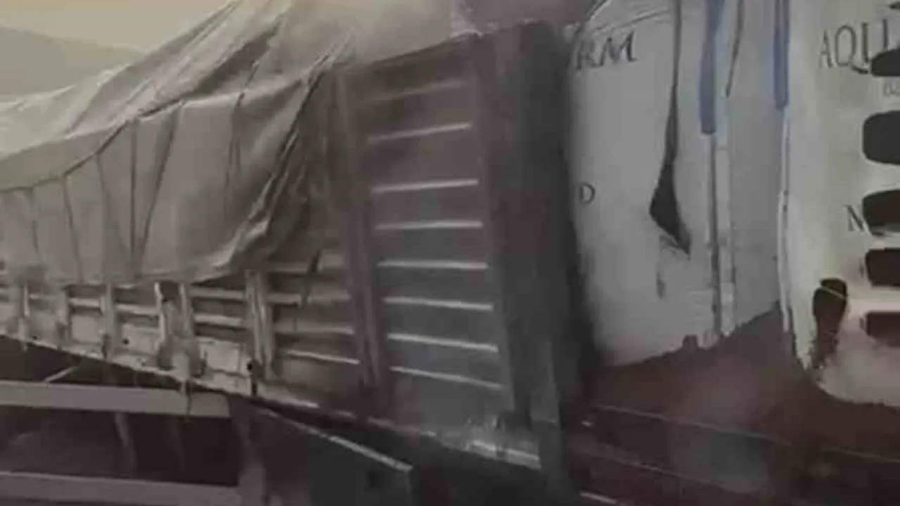 Mersin Mut'ta Seyir Halindeki 02 HK 483 Plakalı Tırda Yangın Söndürüldü