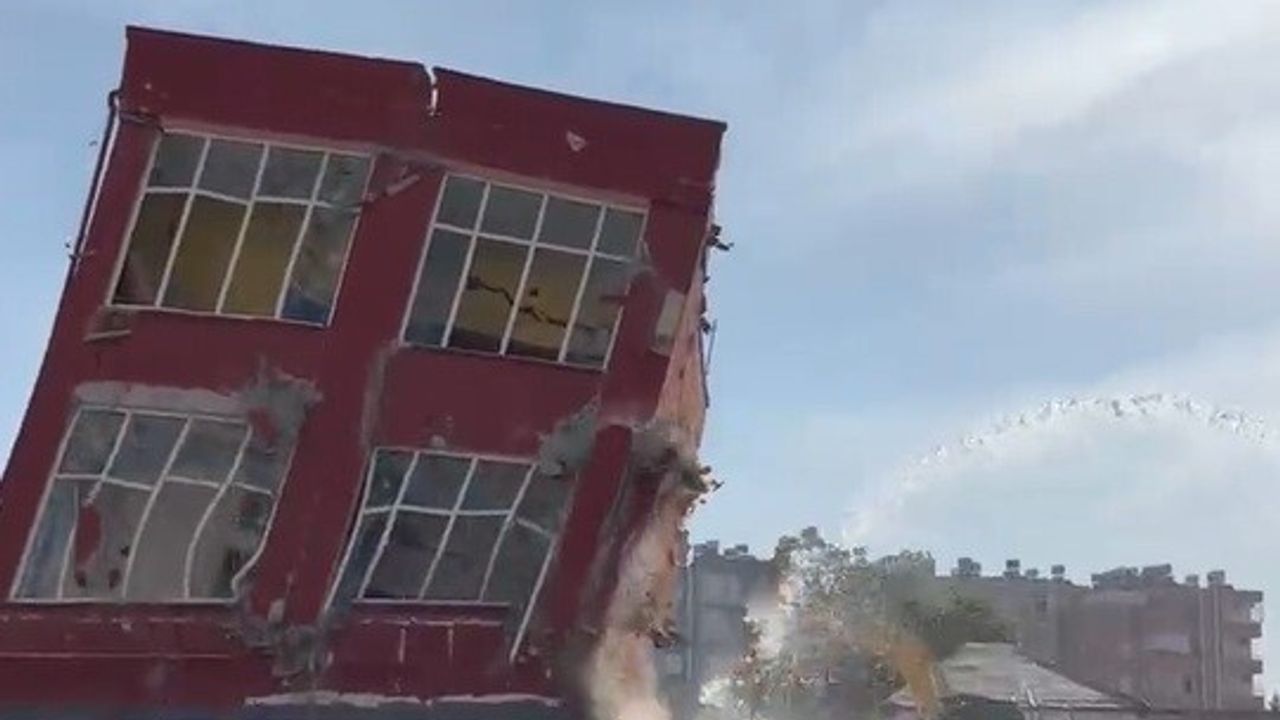 Mersin Tarsus'ta 2 Katlı Bina Titreşimle Kontrollü Yıkıldı