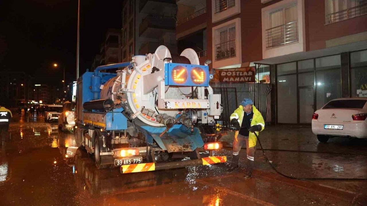 MESKİ, Mersin'de Taşkına Anında Müdahale Edip Yolu Yeniden Açtı