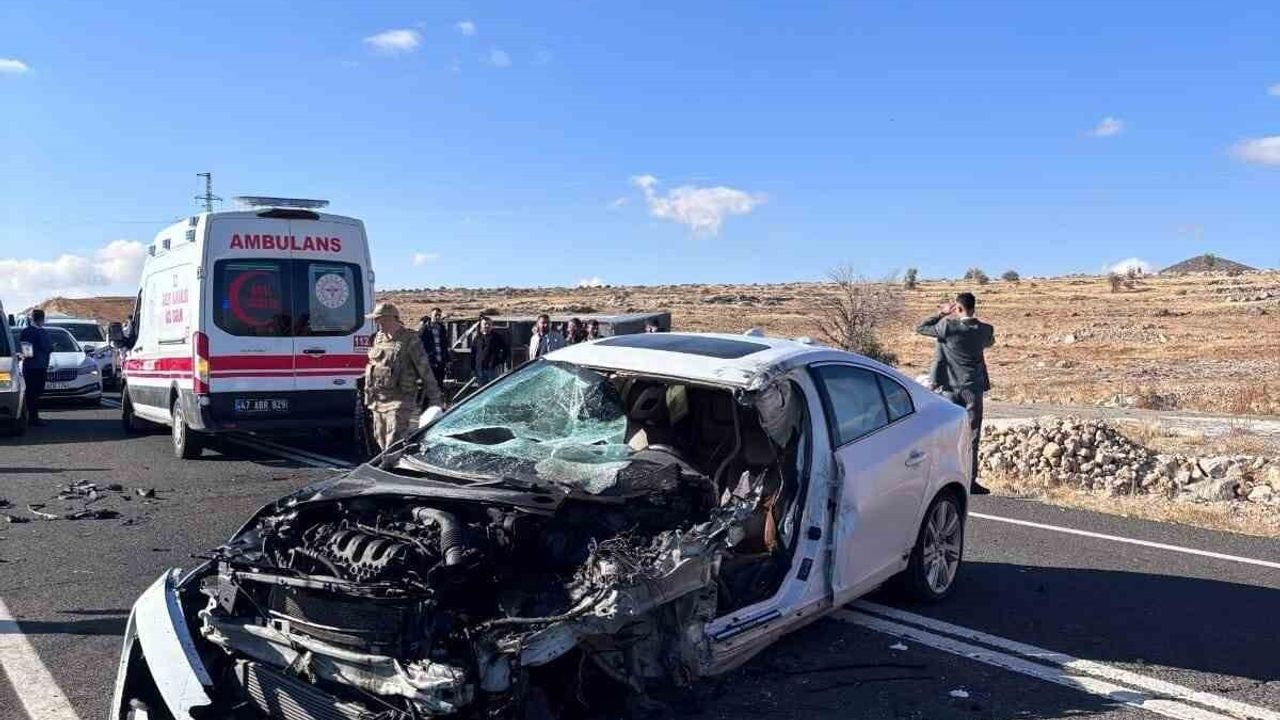 Midyat'ta otomobil ile açık kasa kamyonet çarpıştı — 2 yaralı