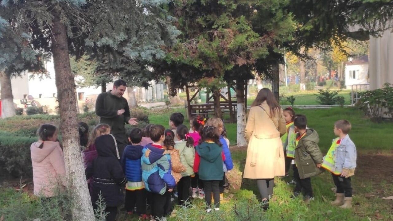 Minik Öğrenciler Düzce'de Orman Ağaçlarını İnceledi