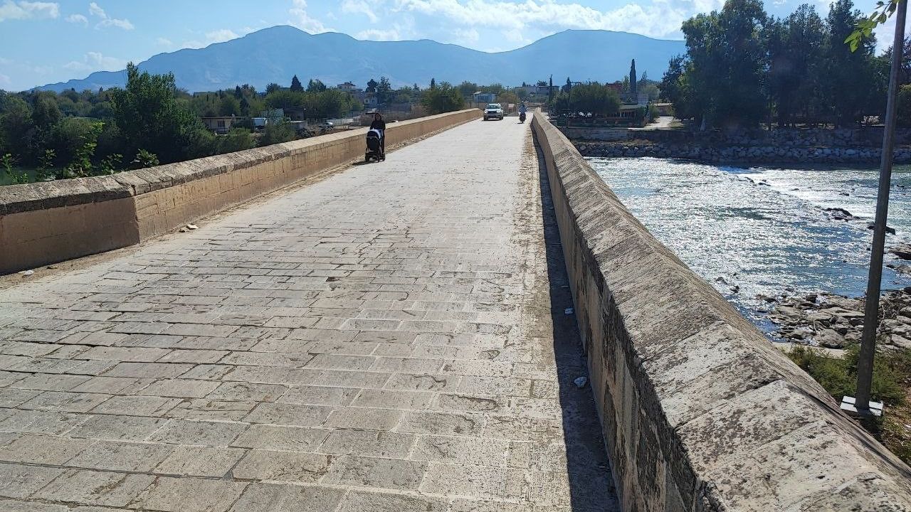 Misis Köprüsü'ne Sprey Boya Yazılama